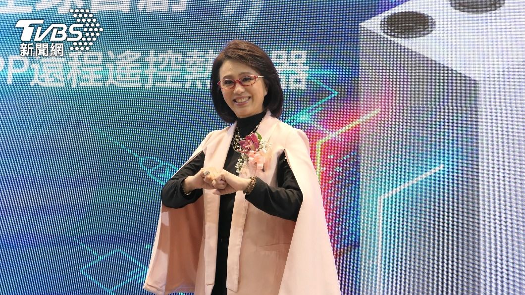 孫翠鳳陪伴母親走人生最後一程。(圖/陳郁文攝)
