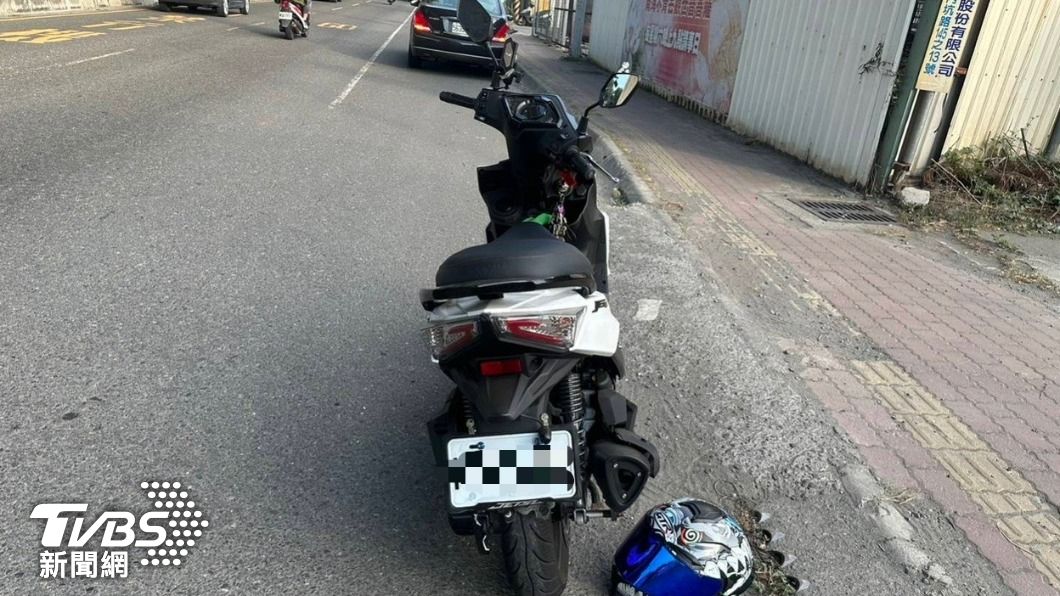 快訊/高雄18歲女騎士擦撞倒地 遭拖板車輾斃友人路旁崩潰