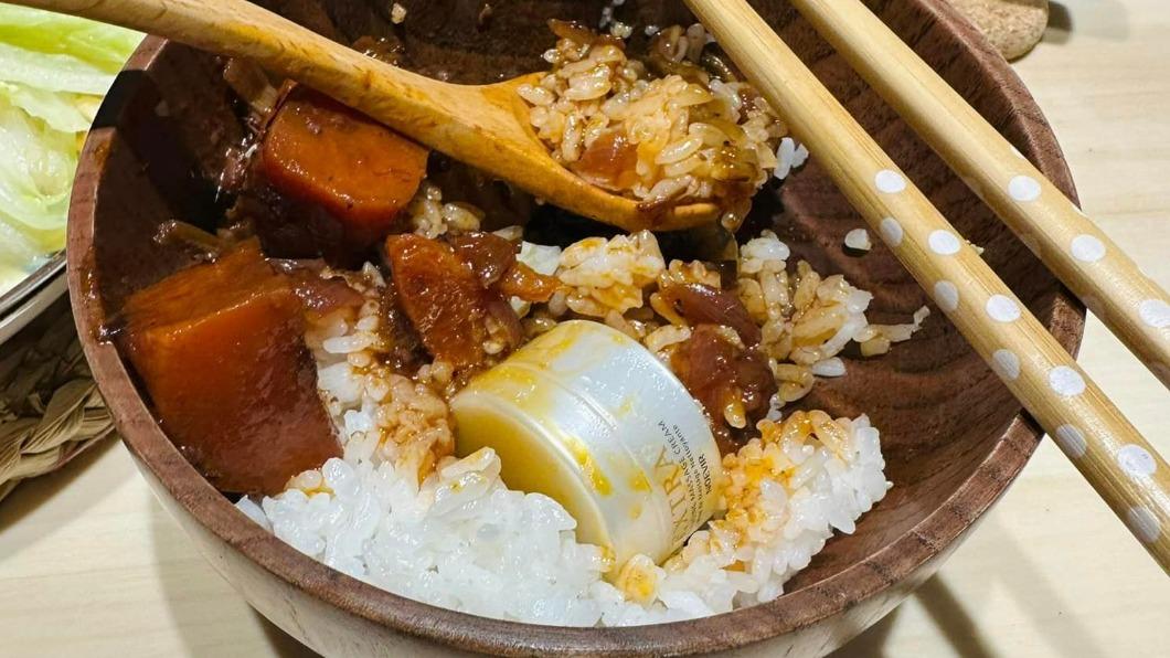 張書偉將鑽戒放進洗面乳,再藏到飯裡。(圖/翻攝自謝京穎臉書)