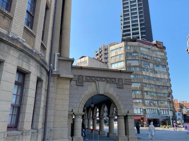 原PO分享在台北看到的突兀建築。(圖/翻攝自PTT)