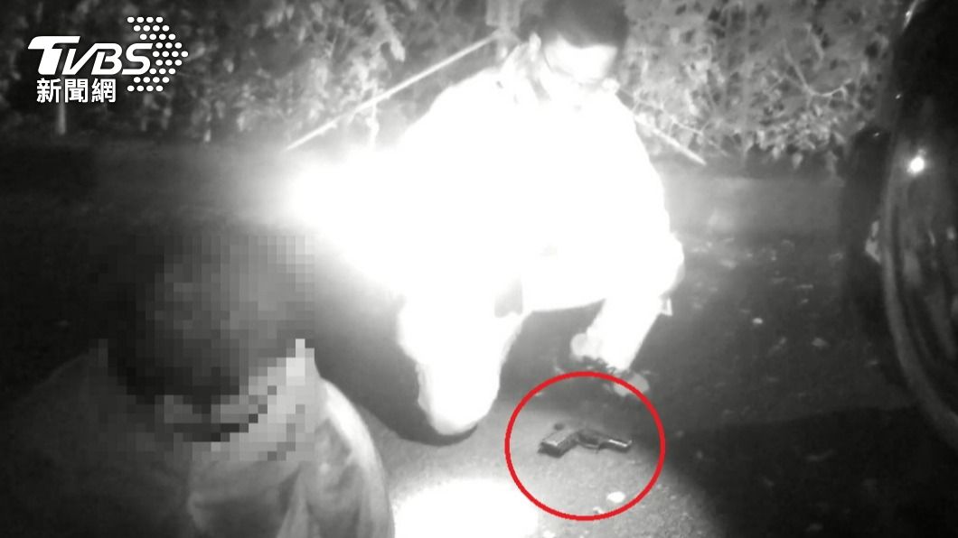男毒蟲見警心虛拔腿奔 跑不動竟「腰間掏槍」襲警