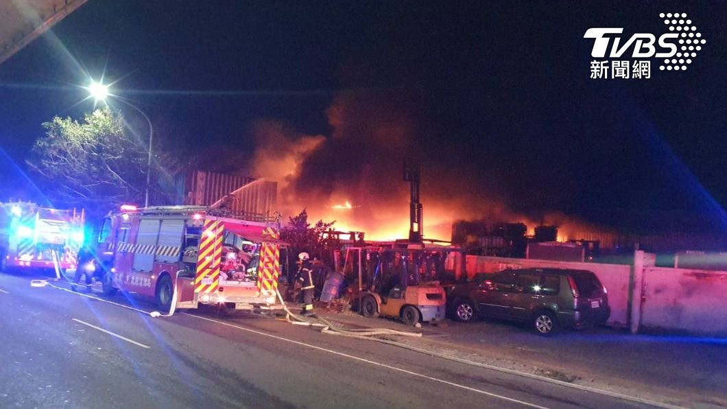 高雄清晨傳爆炸聲 連棟鐵皮工廠燃燒、廠內驚見乙炔氣瓶