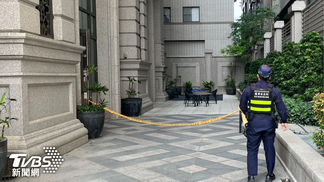 快訊／高雄女子橫臥豪宅區馬路亡　路面大片血跡
