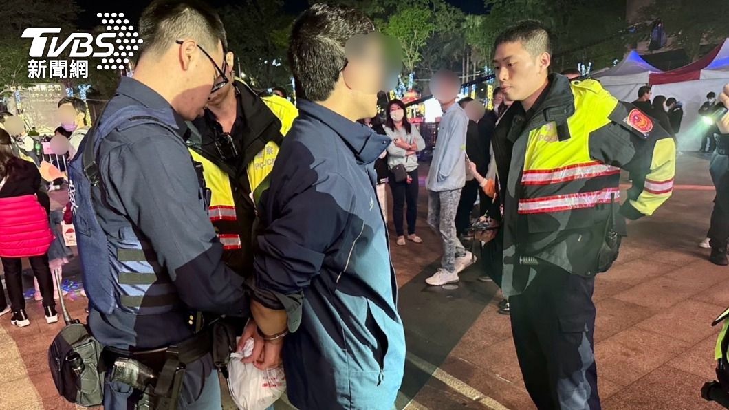 警方將他依現行犯逮捕。(圖/TVBS)
