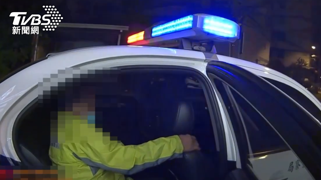 員警先行將老翁帶回派出所休息。(圖/TVBS)