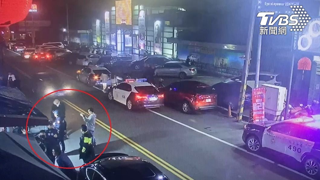 警方到場時,黑衣人已散去。(圖/TVBS)
