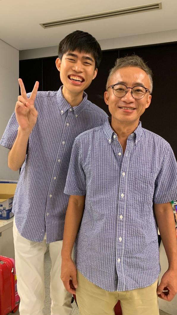 柯辰勳遺照選自和許常德的合照,家屬很感謝許常德的體貼幫助。(圖/翻攝自柯辰勳臉書)