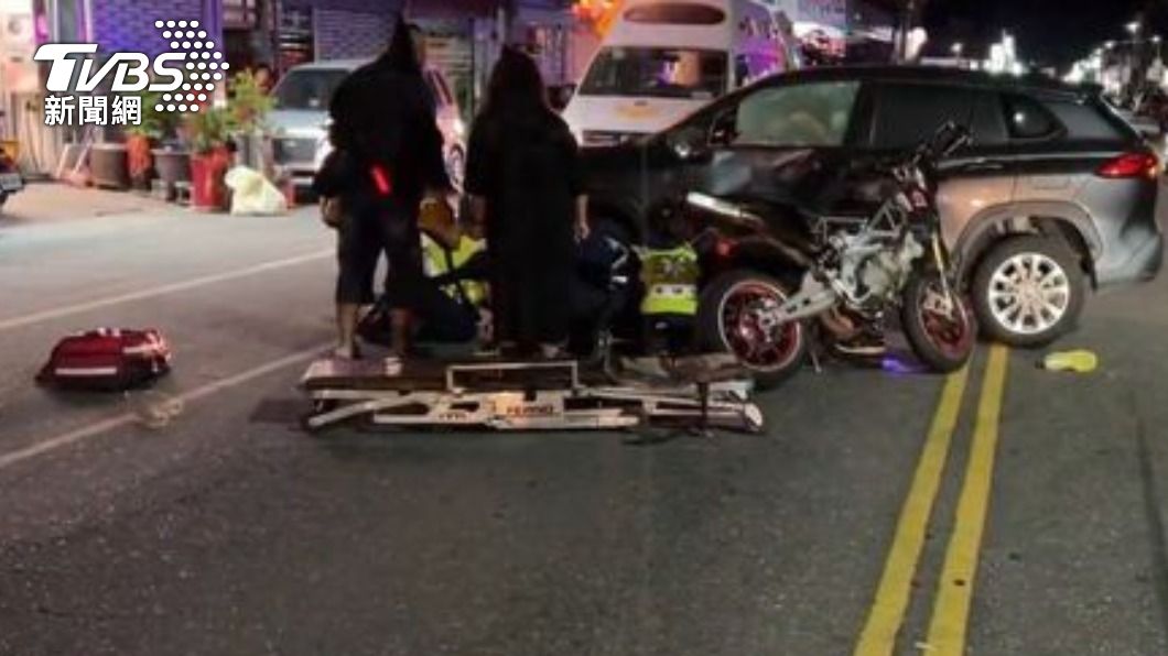 休旅車違規迴轉重機閃避不及 男騎士遭撞飛斷腿