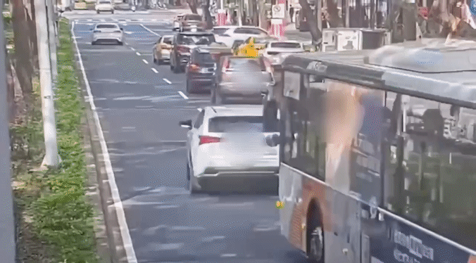 公車變換車道不慎連撞三車。(圖/TVBS)