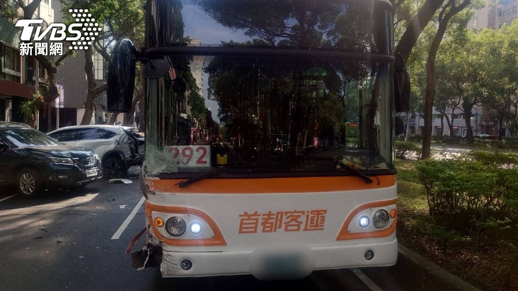 公車車頭毀損。(圖/TVBS)