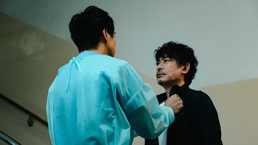 王識賢（右）戲外不吝傳授表演「撇步」給潘君侖。（圖／東森提供）