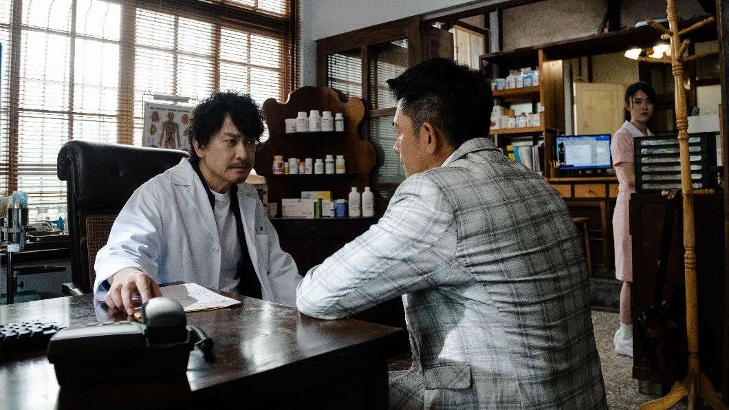 劇中俠醫王識賢（左）與大醫院院長柯叔元的立場不同。（圖／東森提供）