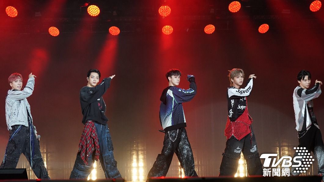 ALL IN 5熱力獻唱〈PRINCE〉及〈Water〉等歌曲。(圖/TVBS)