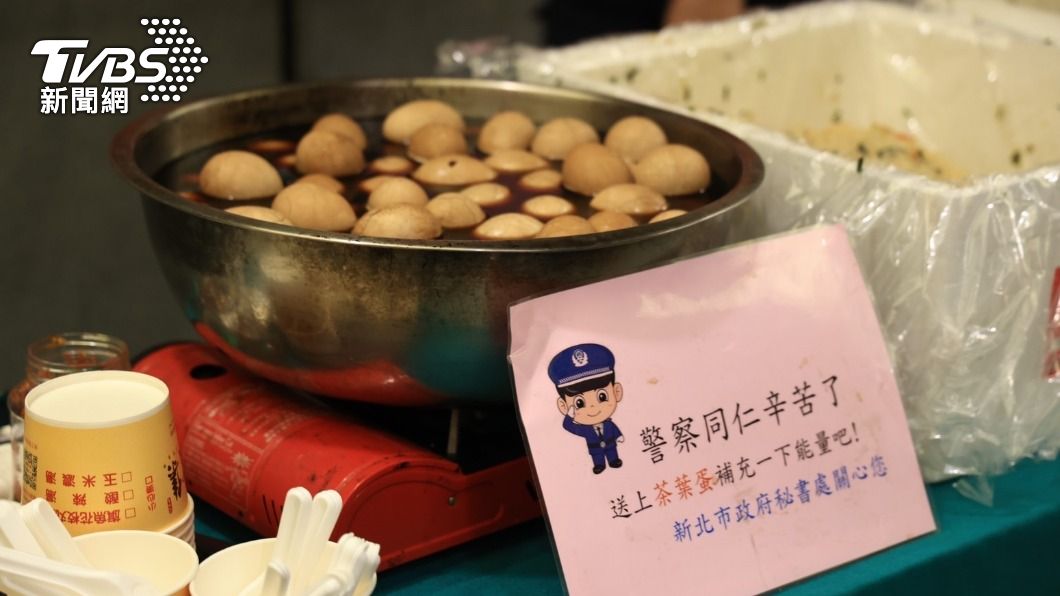 現場備有食物提供辛苦員警補充體力。（圖／TVBS）