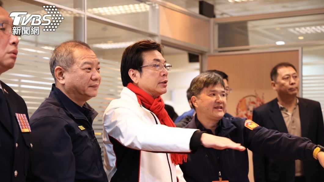 新北市副市長劉和然和新北市警局長廖訓誠到場慰問。（圖／TVBS）