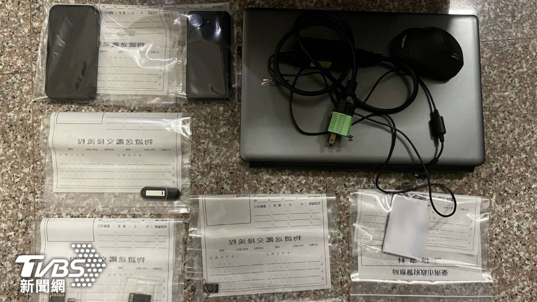 警方查扣洪嫌手機、電腦、隨身碟等證物。（圖／TVBS）