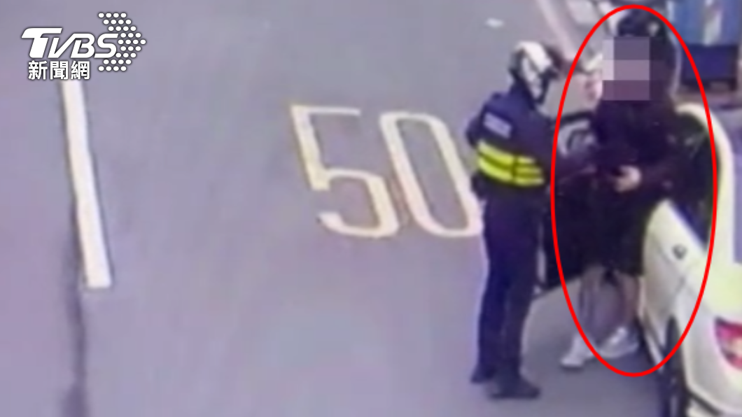 巡邏員警發現車輛發出巨大噪音，一查發現是權利車，隨即上前盤查。（圖／TVBS）