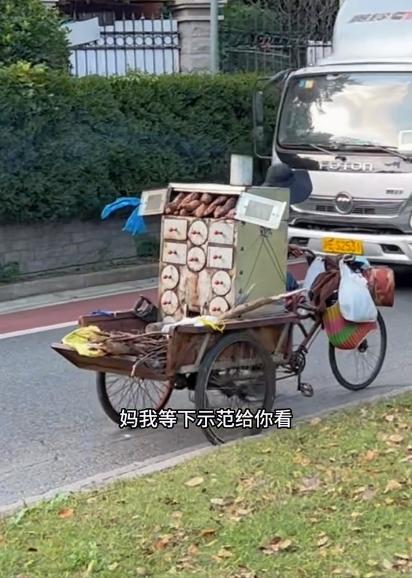 大陸行動支付普及,攤車也是用手機掃QR code付錢。(圖/翻攝自陳竹音微博)