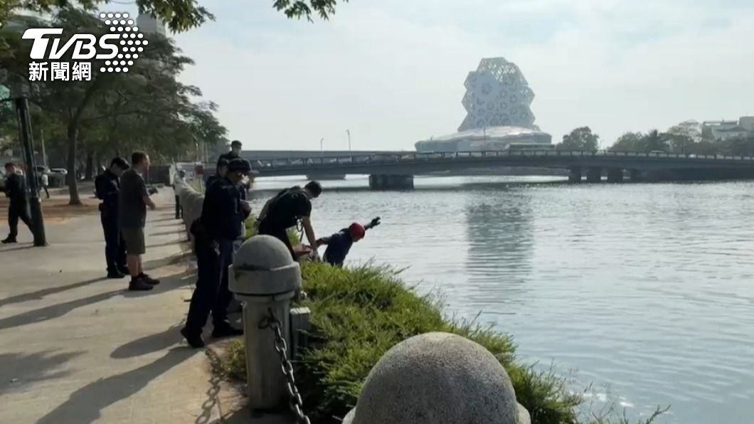 消防人員到場於河東路將該男子拉起。(圖/民眾提供)
