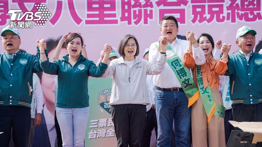 蔡英文說現在如果讓國民黨總統勝選、國會過半,他們這些主張都會一一實現。(圖/民進黨提供)