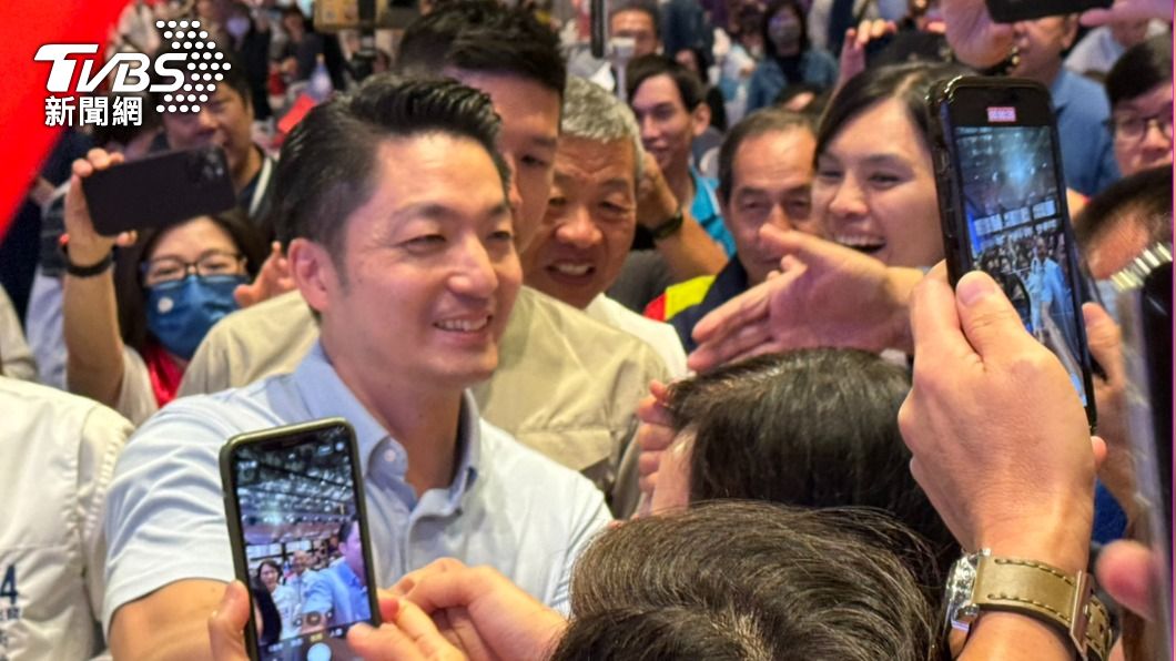 「萬安旋風」席捲港都,讓婆媽激動喊,市長好帥。(圖/林雅婷攝)