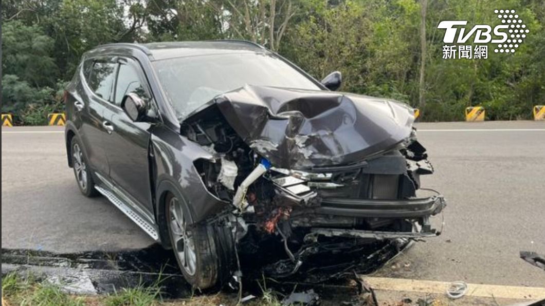 金門夫妻開車突偏移自撞路樹 妻頭部重創昏迷搶救中