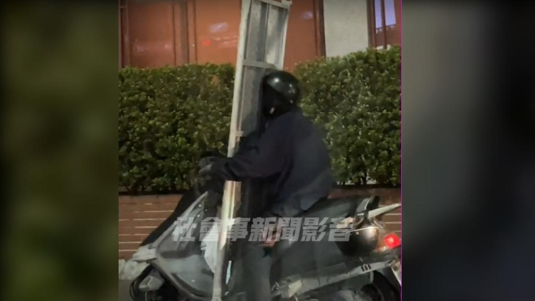 台南騎士「臉貼」門板騎車 熟到閉著眼睛都會騎?