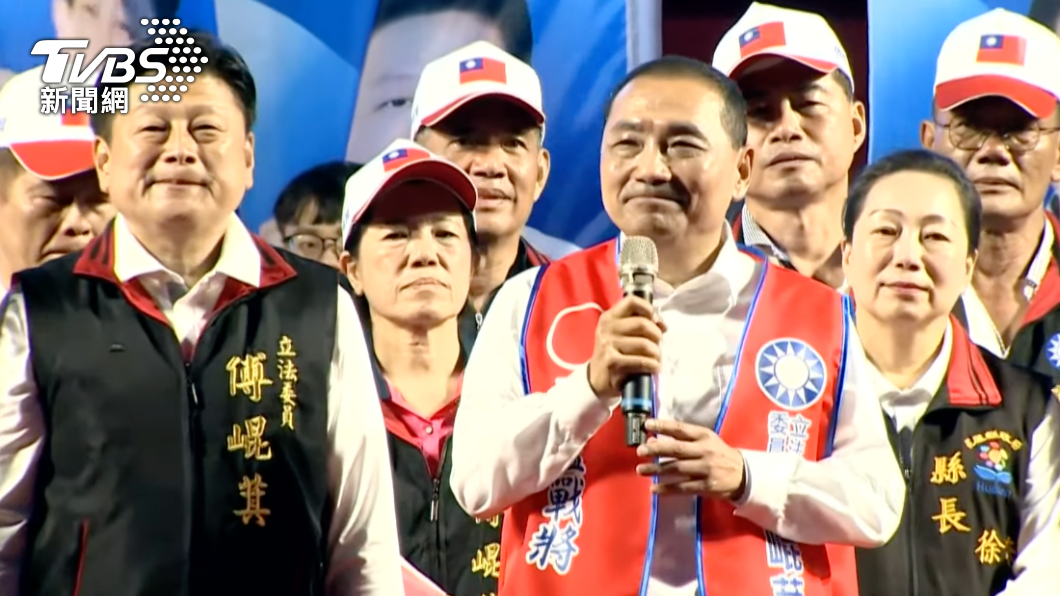 傅崐萁、侯友宜在造勢場上互動頻繁。(圖/TVBS)