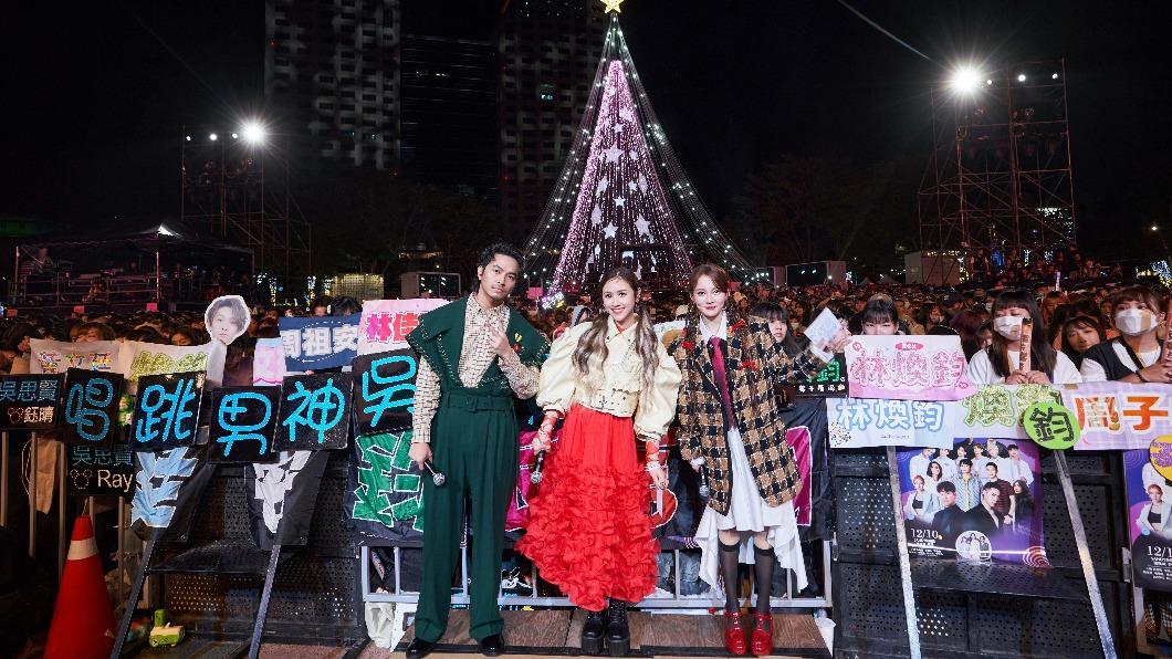 楊銘威、吳姍儒和林莎搭檔主持。(圖/TVBS)
