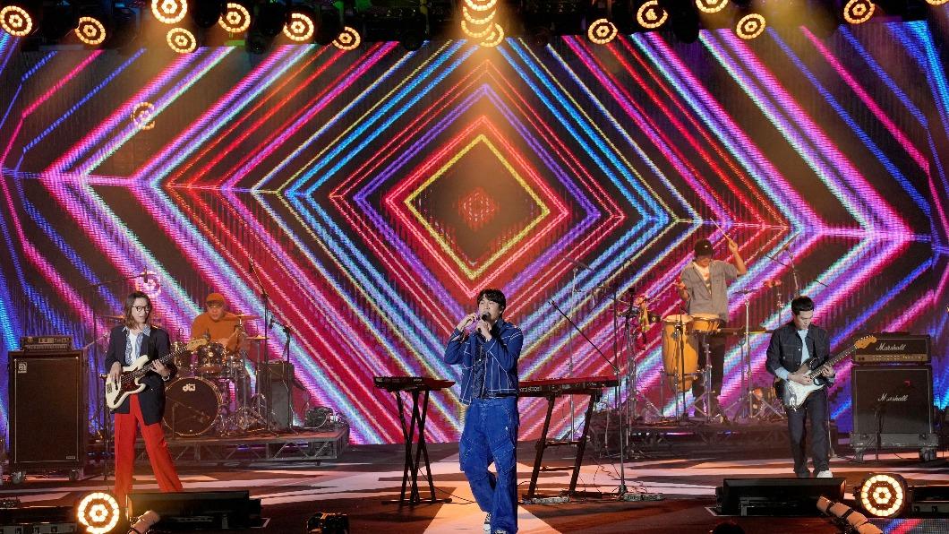 宇宙人登台演出。(圖/TVBS)