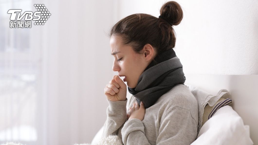 疾管署預估,明年1月中新冠疫情升溫。(示意圖/shutterstock達志影像)