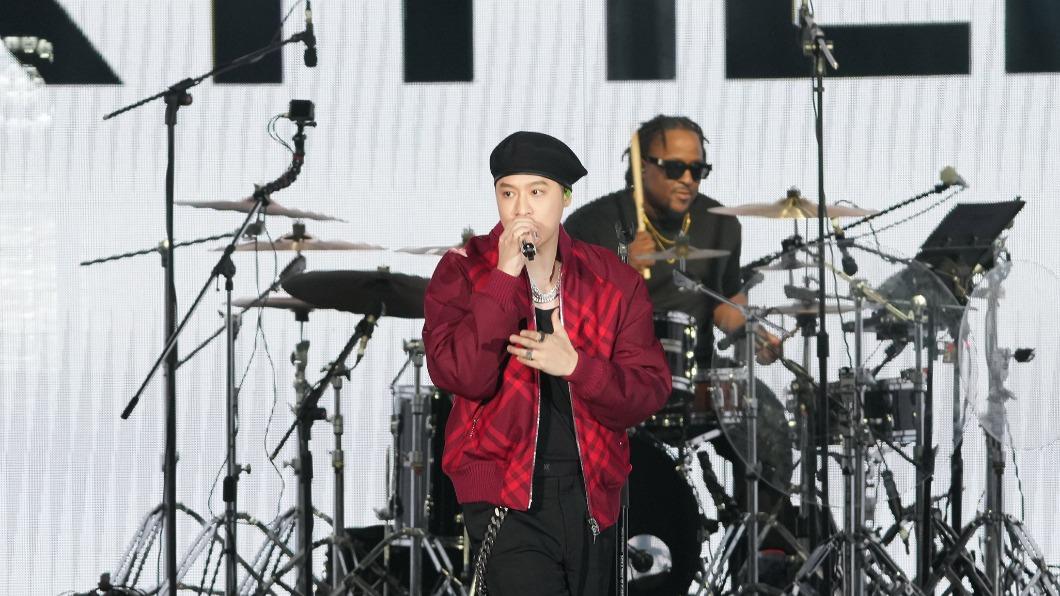新北耶誕城/周湯豪隔6年來了!「演唱會等級」寵粉 送禮慘收爛禮物