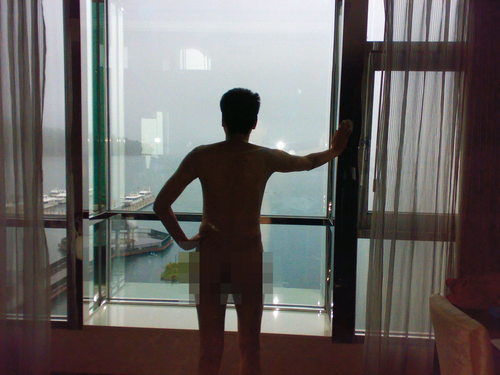為安撫小三情緒,帶她旅遊甚至互拍裸照。(圖/讀者提供)