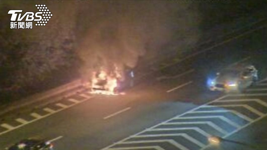 國道一號驚魂!小轎車「車頭突竄火煙」秒成火球 駕駛乘客急逃