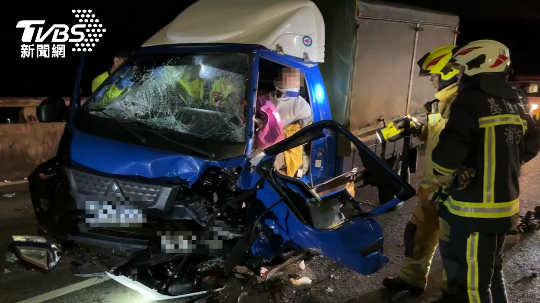 基隆澳底陸橋車禍!新北男租車打滑撞貨車 2人受困卡車頭送醫