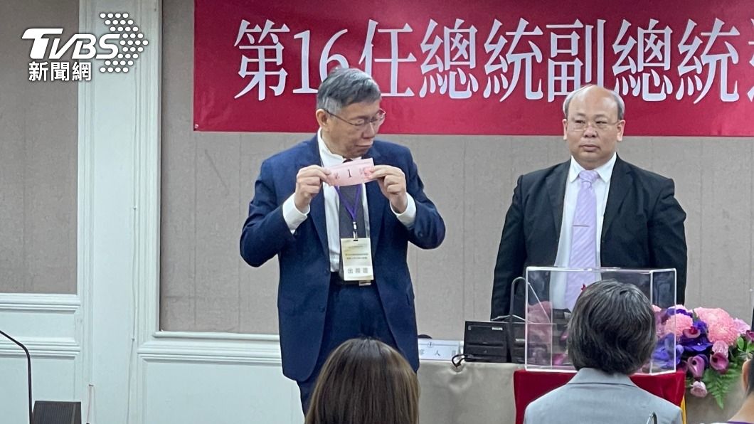 柯文哲親自赴中選會抽籤。(圖/潘建樺攝)