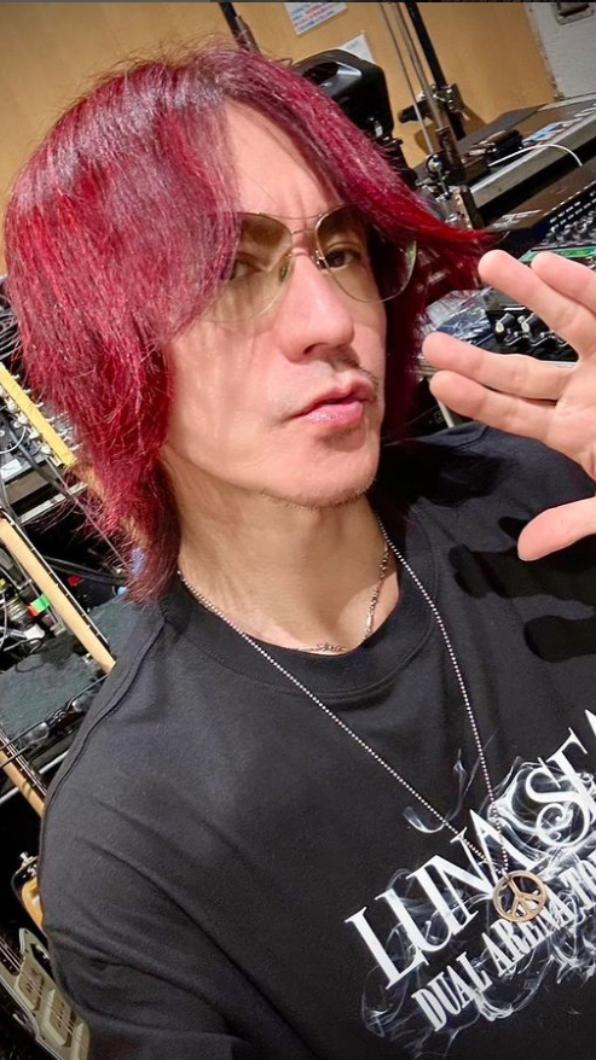 徐若瑄19歲以「黑色餅乾」在日本活動期間，愛上「X JAPAN」吉他手SUGIZO。（圖／翻攝自SUGIZO IG）