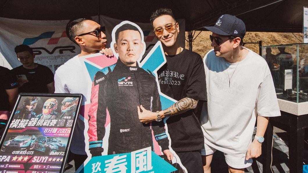 王陽明搞笑與好友春風立牌合照。(圖/Empire Motor Club提供)