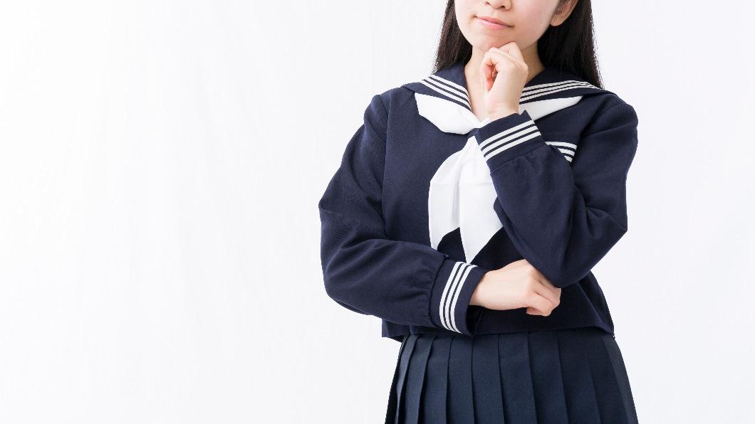 父母雙亡「妻仍常回娘家」！他起疑查相簿　詭炸出水手服照