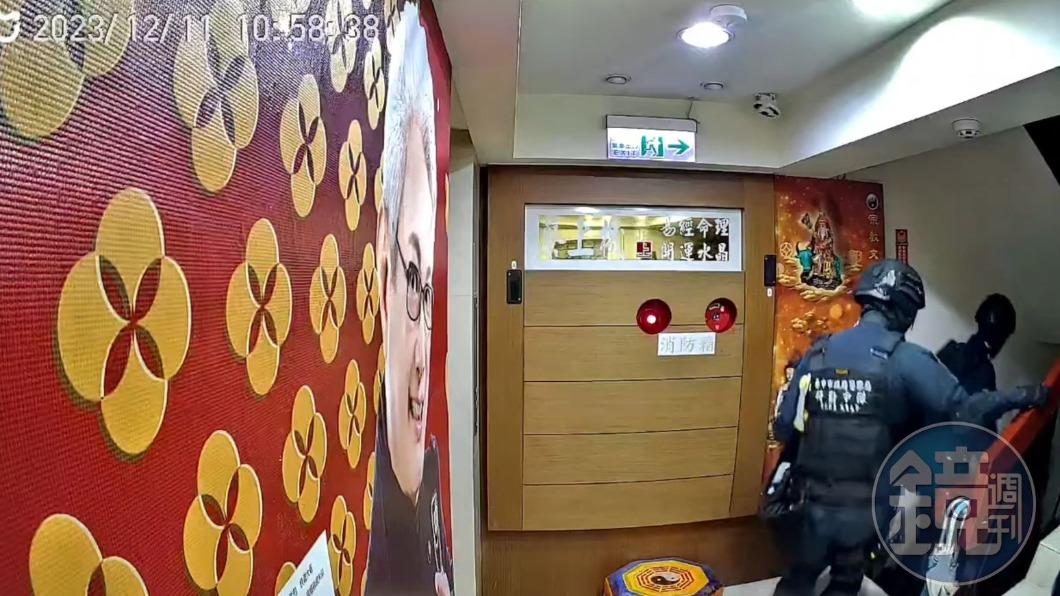 蔡上機代言「反詐」！辦公室樓下竟藏詐騙機房　警抄完折返拍照