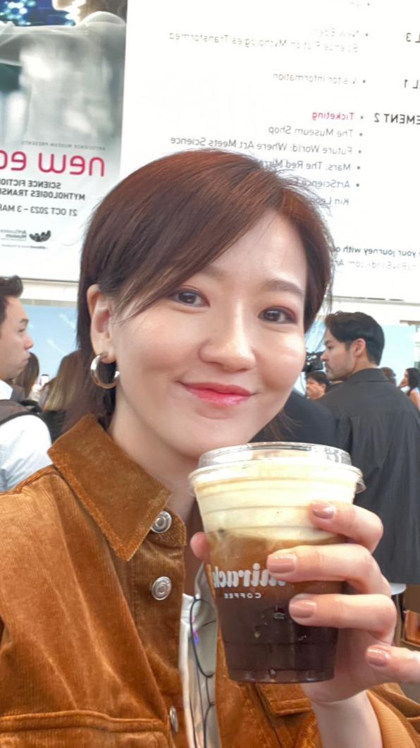 蔡淳佳去林俊傑店喝咖啡。(圖/Joi Music提供)