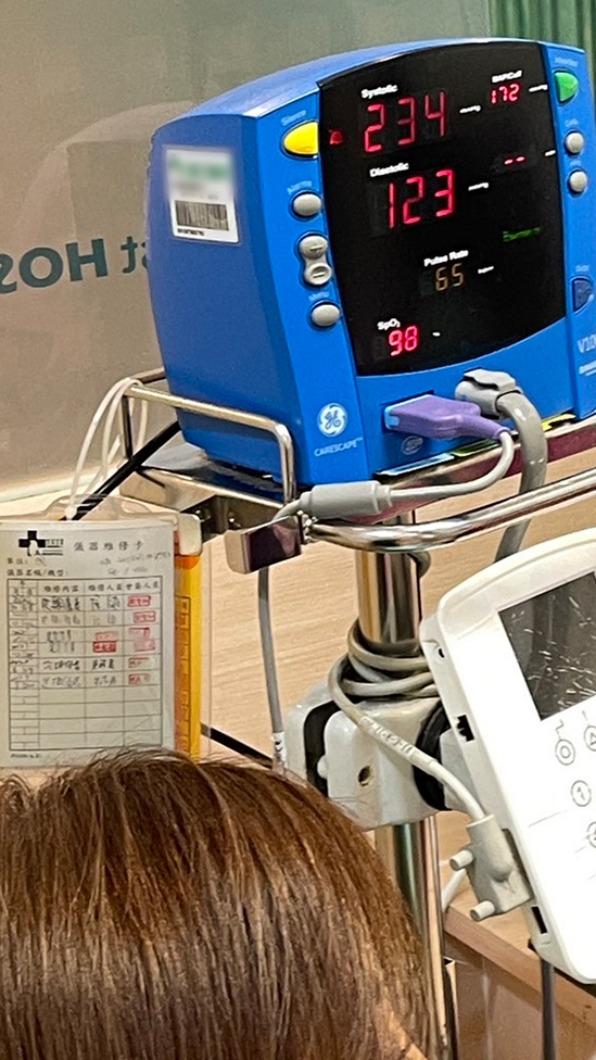 于美人透露在急診吊點滴。(圖/翻攝自于美人臉書)