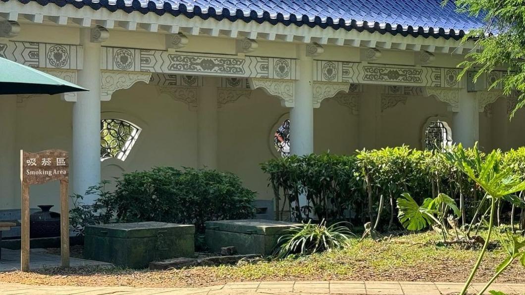 中正紀念堂設置吸菸區掀熱議。(圖/翻攝自邰智源臉書)
