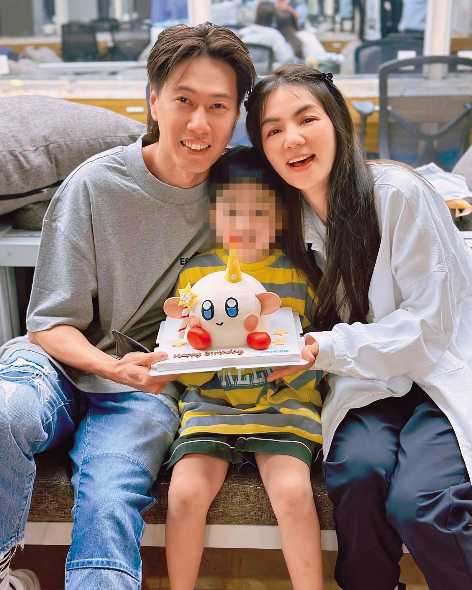 Ella(右)拍戲時有老公賴斯翔(左)和兒子陪伴在身邊。(圖/翻攝自Ella IG)