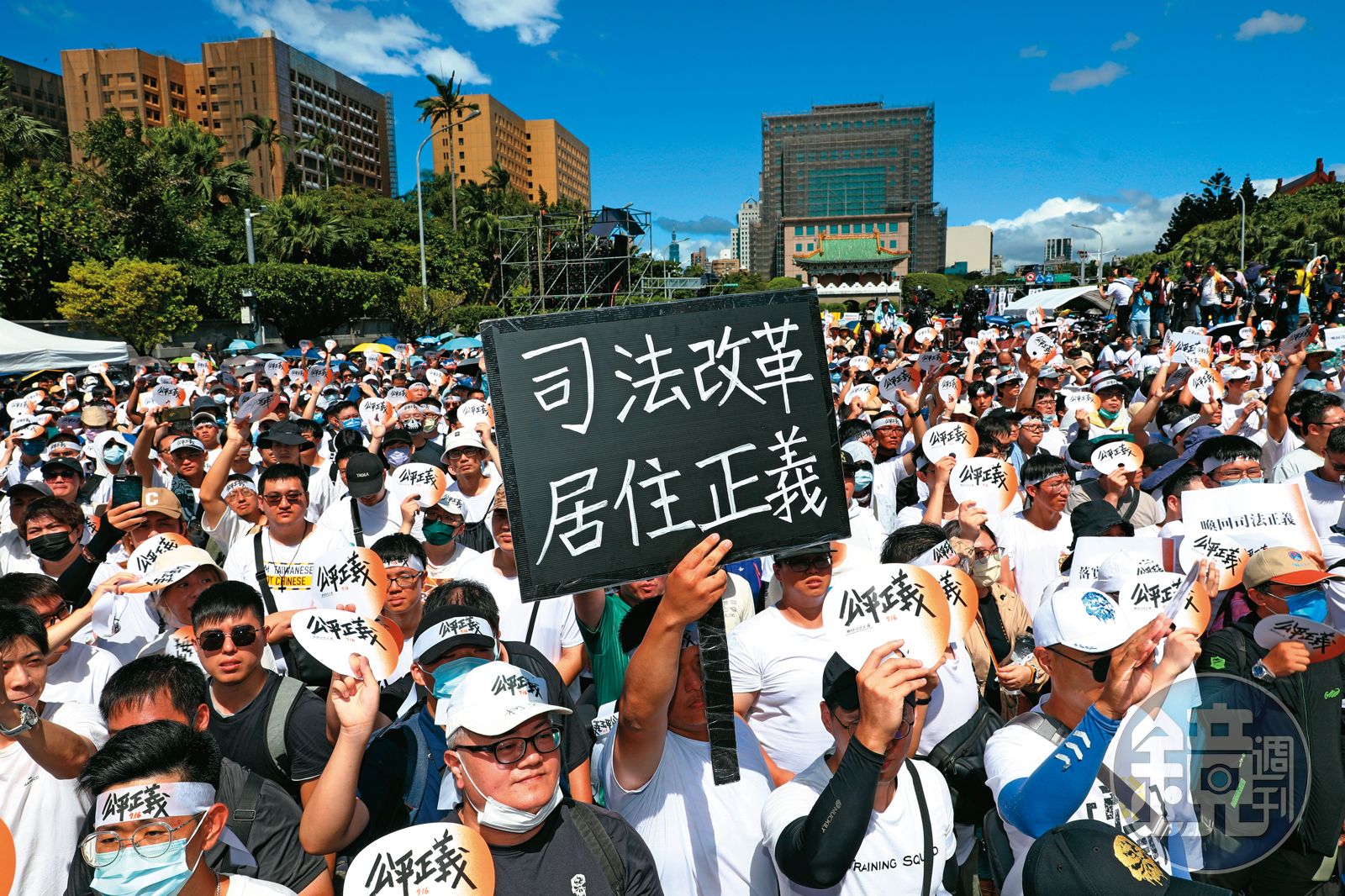 居住正義議題被視為民進黨執政燙手山芋,今年7月16日近萬人為此上街遊行。如今國民黨嘗試提出相關政策,拓展選票。(圖/鏡週刊)