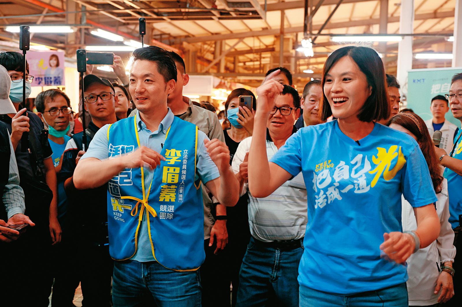 台北市長蔣萬安（左）10日南下替李眉蓁（右）輔選，受民眾熱烈歡迎。（圖／李眉蓁團隊提供）