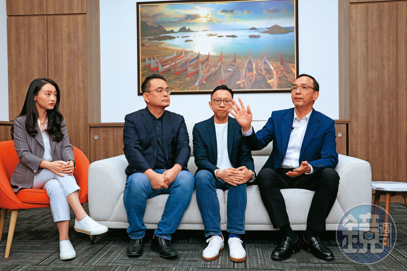朱立倫（右1）接受本刊專訪，帶著區塊鏈專家葛如鈞、律師簡榮宗、青年參政執行者何嘉霖等不分區提名人一同亮相。（圖／鏡週刊）