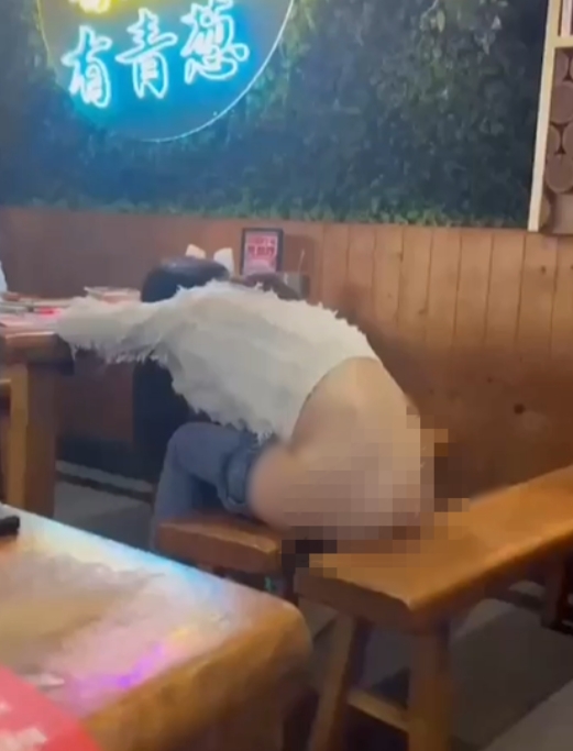 女子脫褲尿尿後，立馬趴睡在桌子上。（圖／翻攝自X）