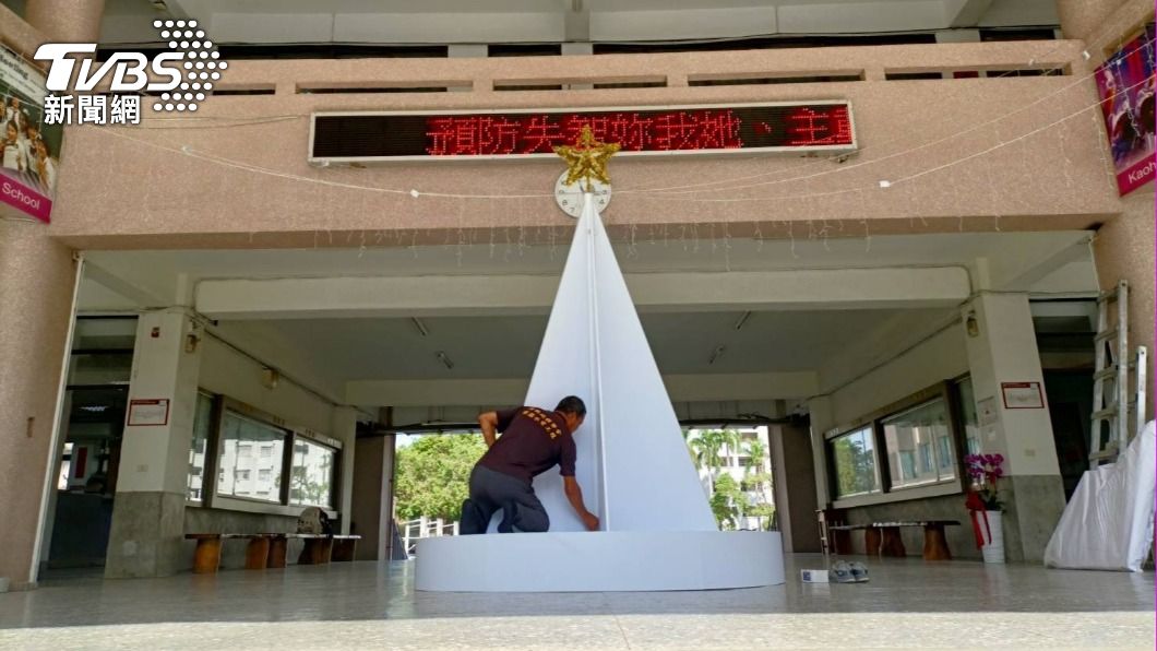 耶誕樹施工過程。(圖/TVBS)