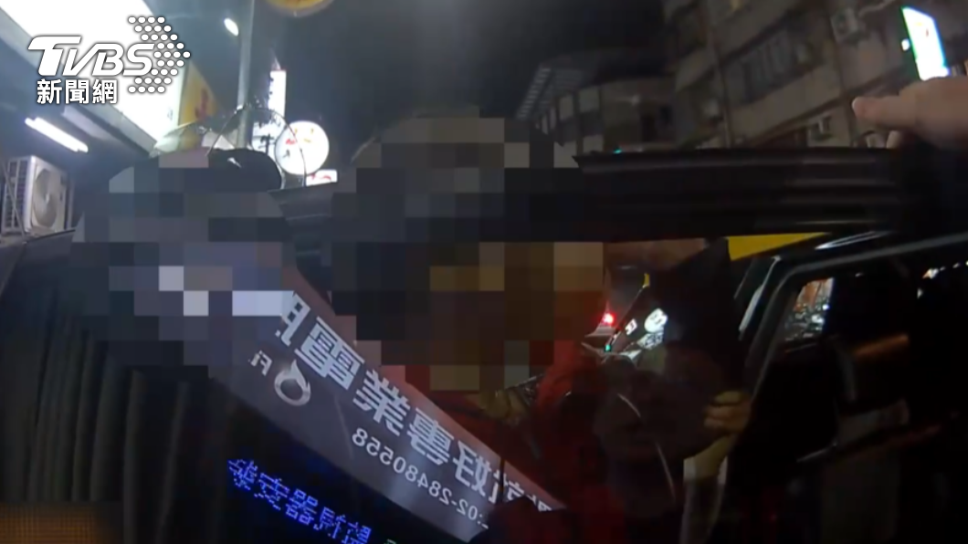 7旬婦爛醉路倒「水當酒乾杯」 警助返家她狂邀:一起續攤